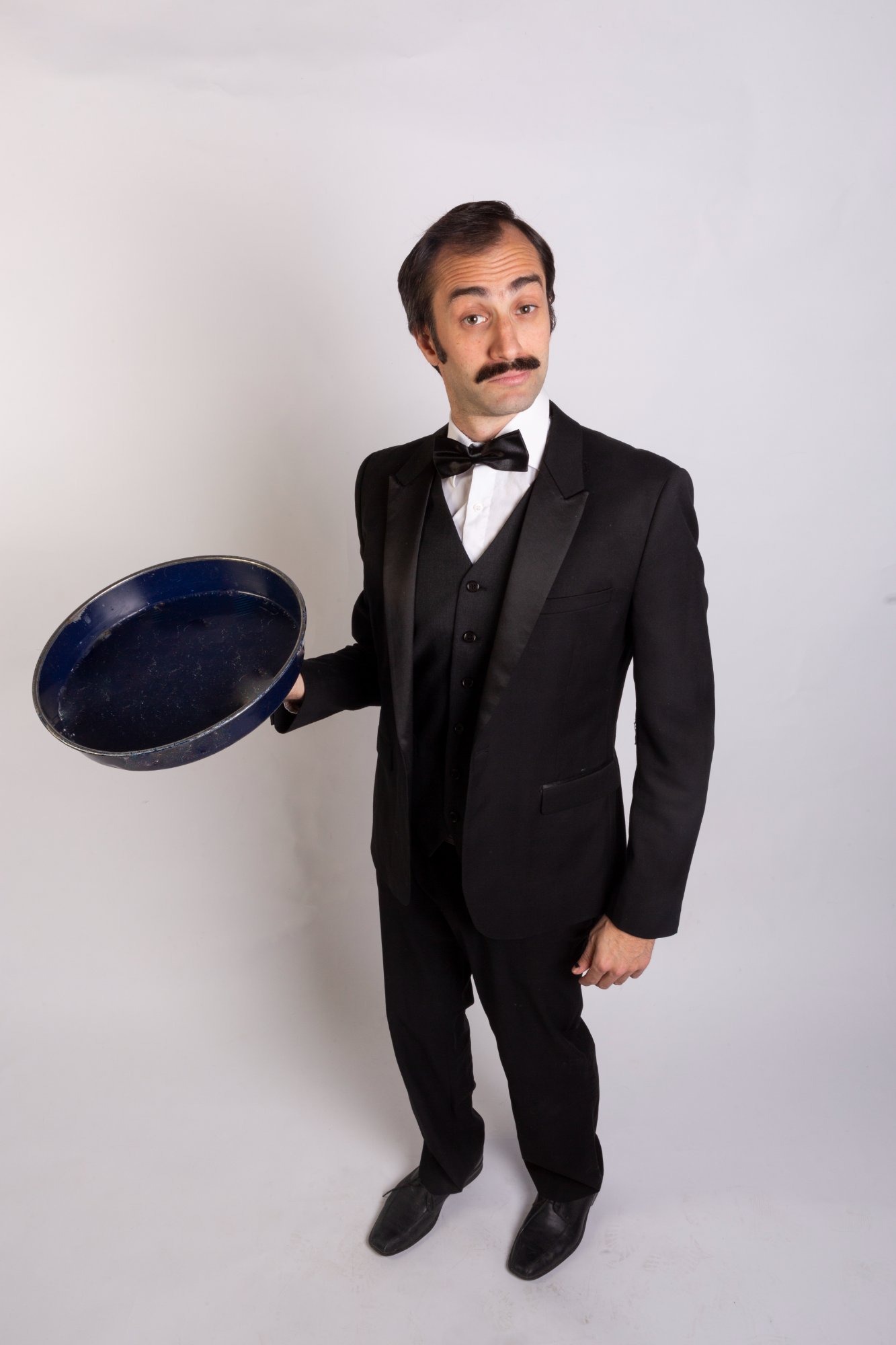 Faux serveur comique avec plateau - Animation mariage Belgique